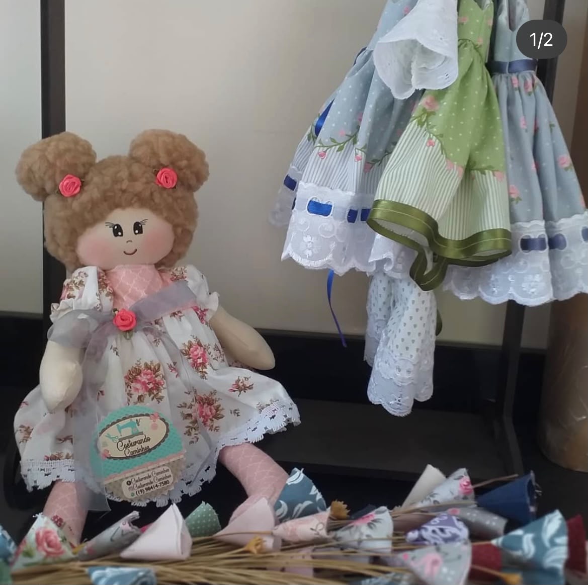 Caredoll feita à mão com vestido floral e etiqueta Costurando Caminhos