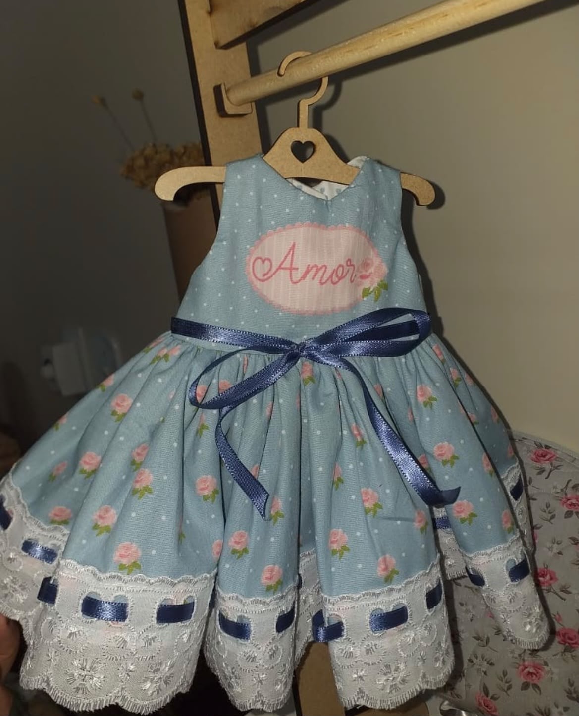 Vestidinho bordado com a palavra Amor